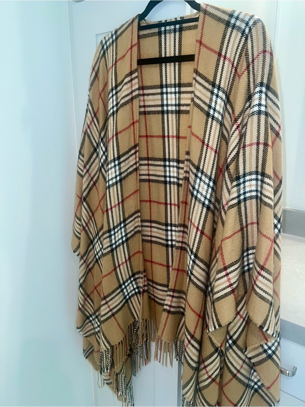 HIGH END VIBES Large Plaid Shawl With Fringe -LIKE NEW - Picture 7 of 7
